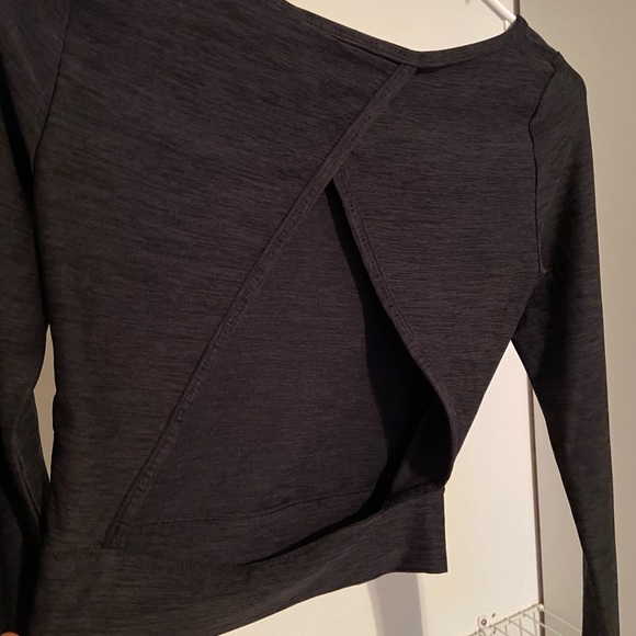 SOLD!!! ARITZIA WORK OUT TOP - Picture 2 of 2